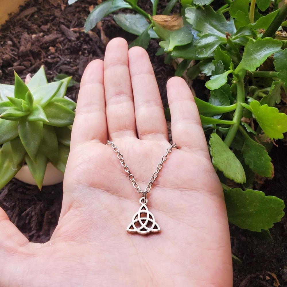 NWOT Dainty Silver Celtic Triquetra Necklace - Picture 2 of 6